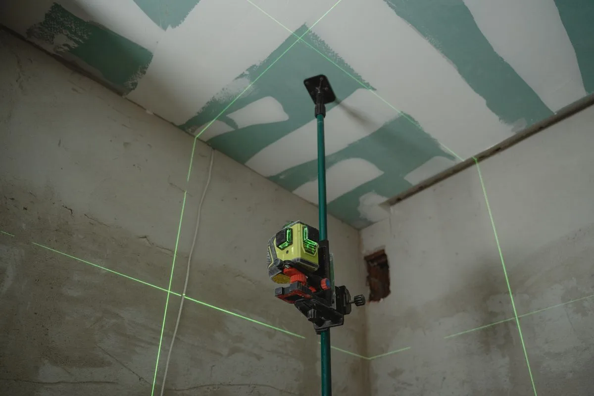 Tabique interior en obra con nivel láser
