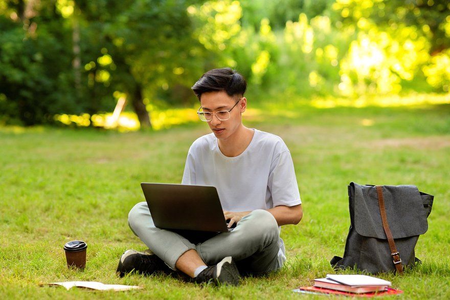 Persona haciendo una foto con el móvil