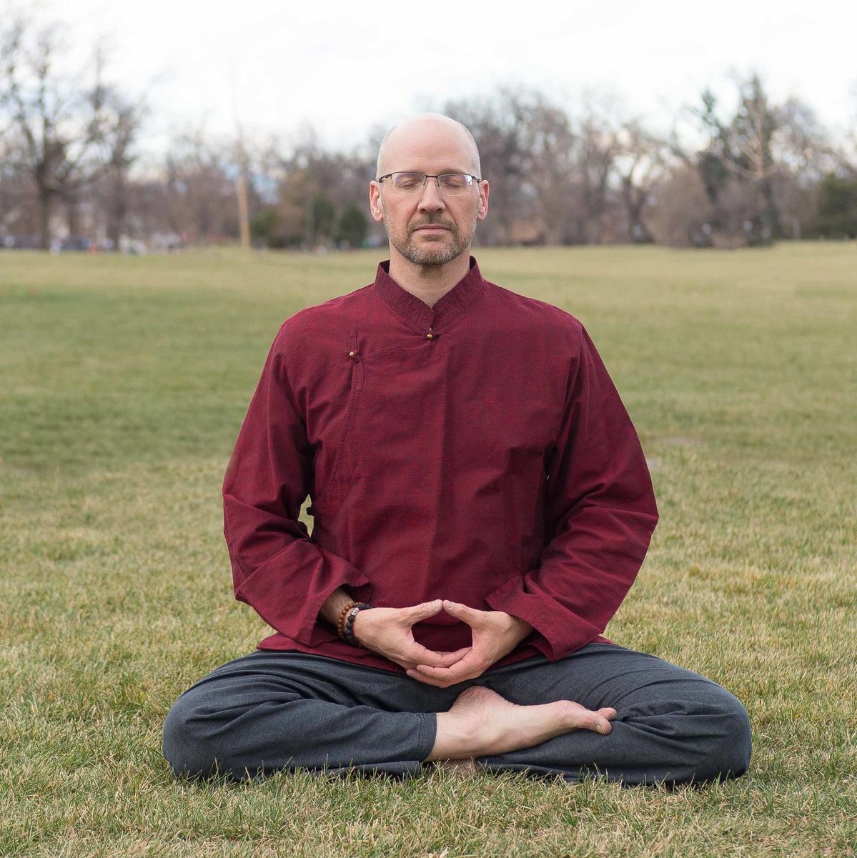 Persona en postura de meditación tranquila