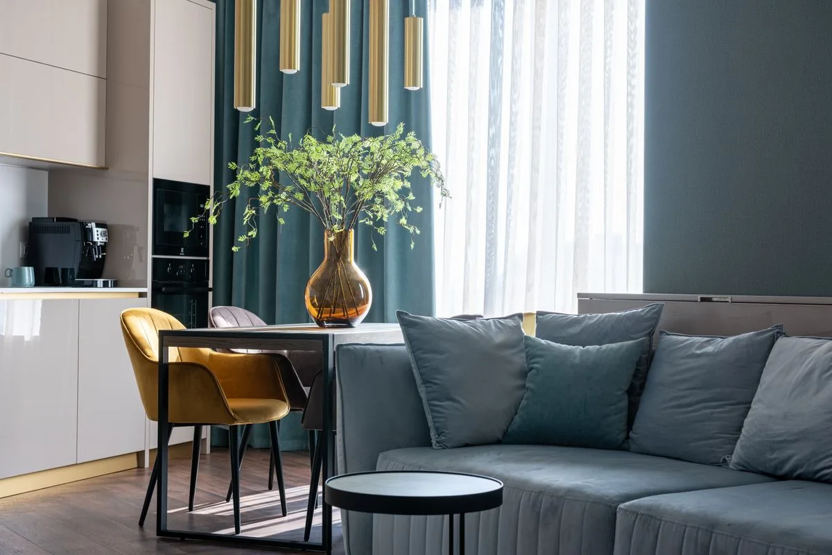 Estudio diáfano con zona de salón y cocina
