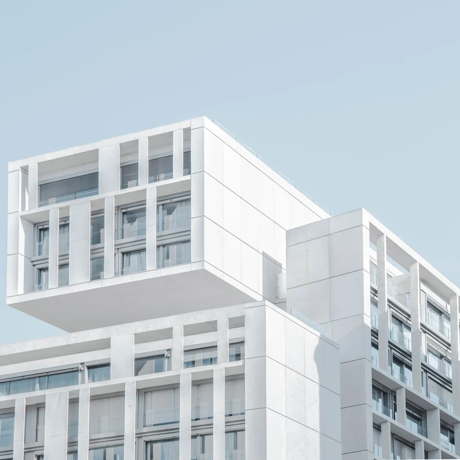 Arquitectura modernista con formas geométricas